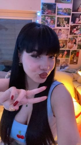 Emily OnlyFans jóvenes 4